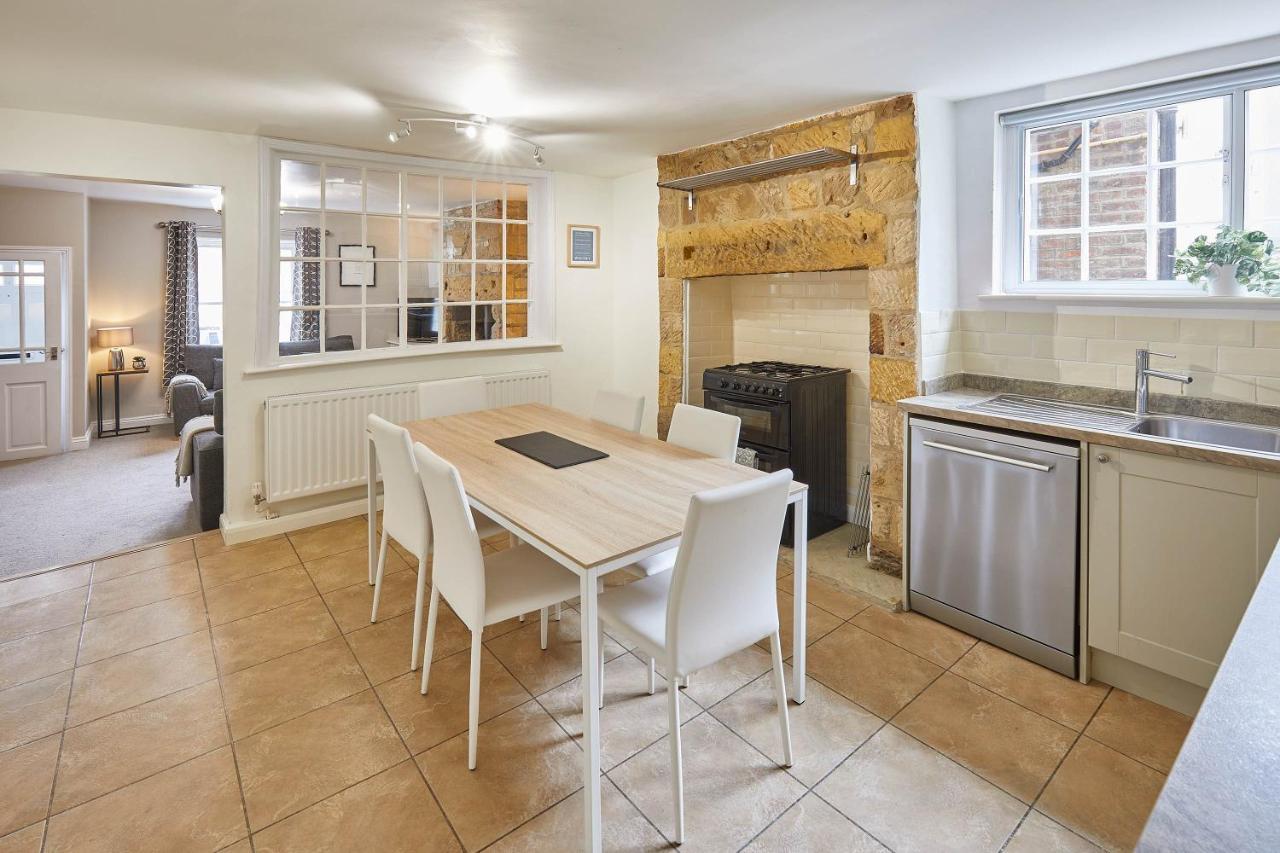 Host & Stay - Princess Place Townhouse Уитби Экстерьер фото